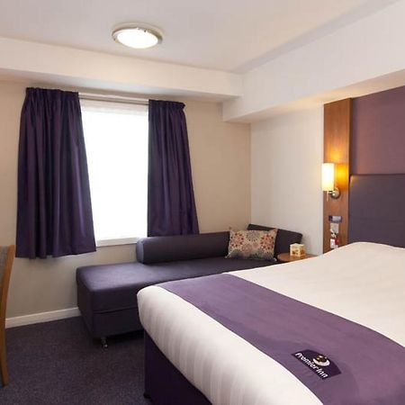 Premier Inn Epsom Central Экстерьер фото