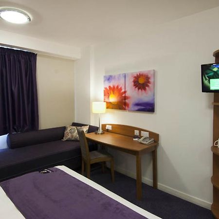 Premier Inn Epsom Central Экстерьер фото