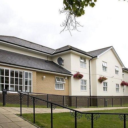 Premier Inn Epsom Central Экстерьер фото