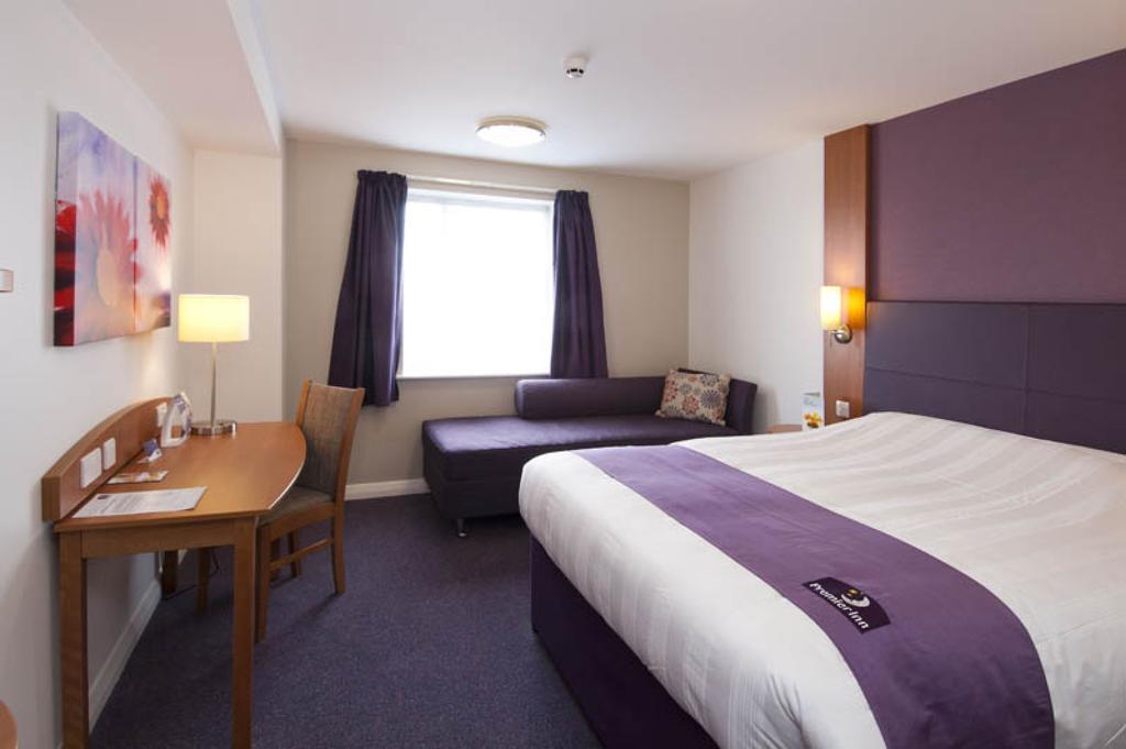 Premier Inn Epsom Central Номер фото