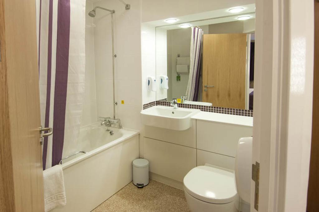 Premier Inn Epsom Central Номер фото