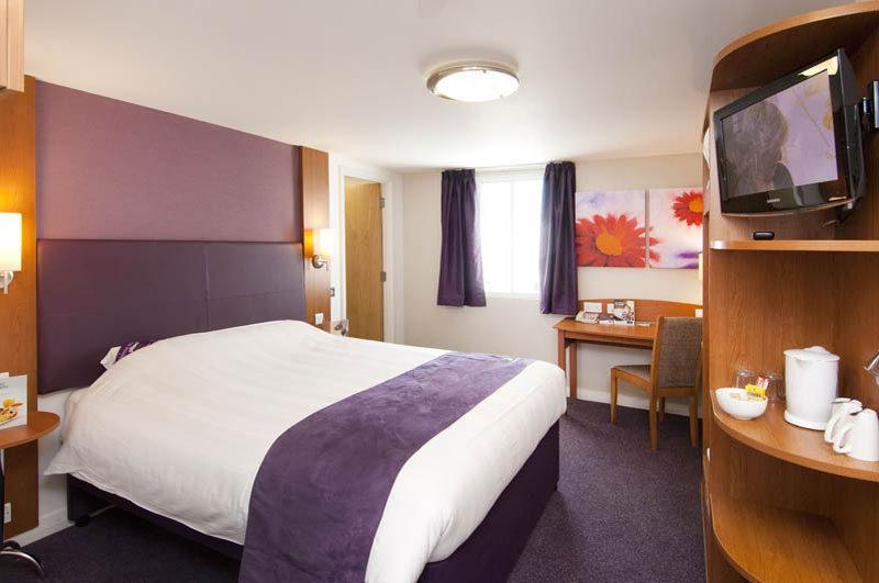 Premier Inn Epsom Central Экстерьер фото
